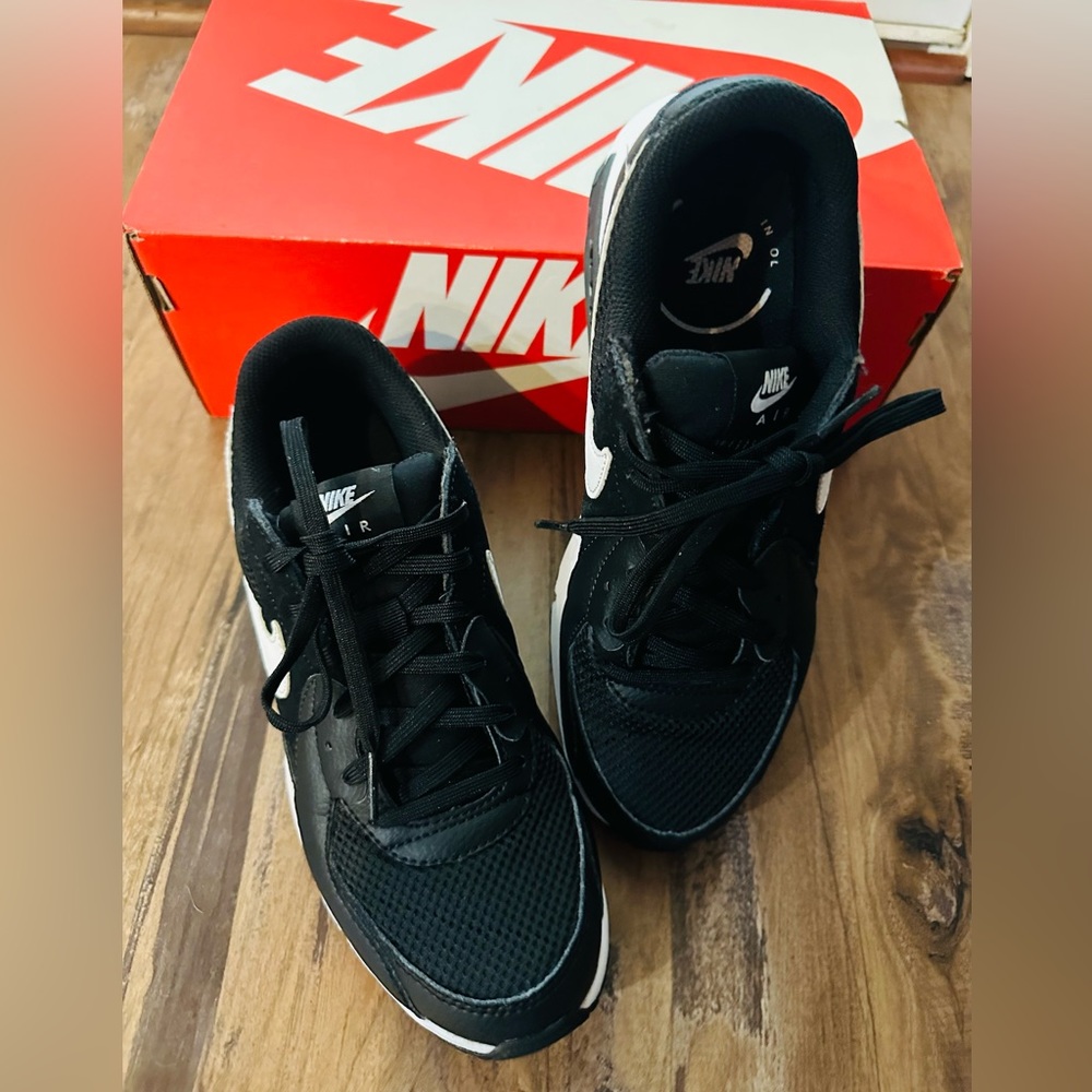 Women’s Nike Air Max Excee size 8